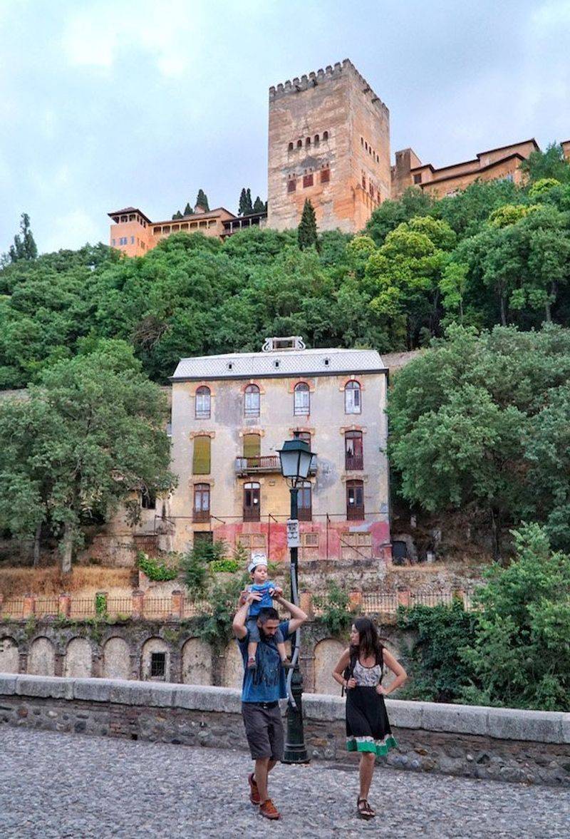 Carrera del Darro & Paseo de los Tristes (scenic stroll, €0)