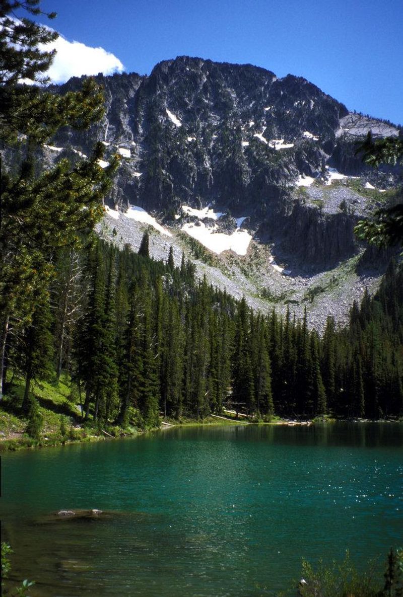Discover Your Mountain Paradise Between Two Ranges