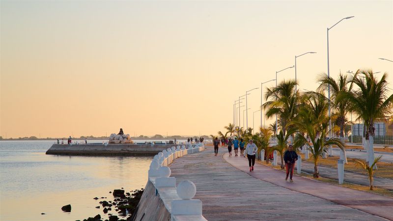 Waterfront sunsets on the Malecón