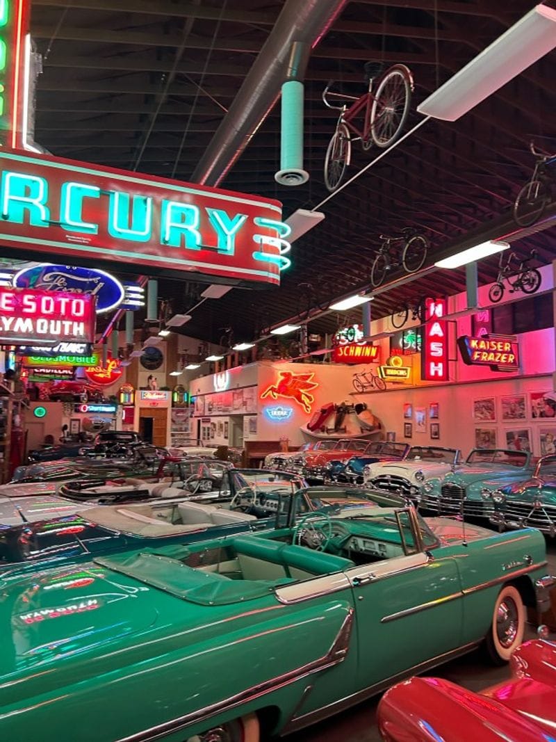 Immerse Yourself in Retro Americana Wonderland