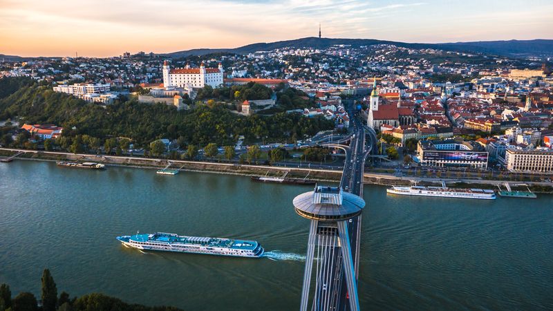 UFO Bridge Delivers Sky-High Perspectives