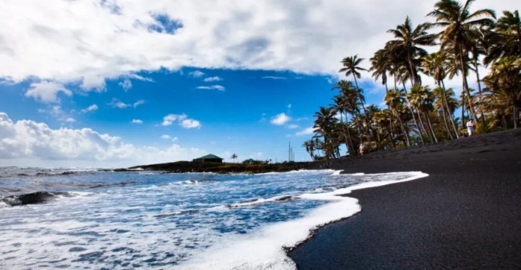 Hawaii, Punaluʻu is between Hilo and Kona: The town with a black sand beach