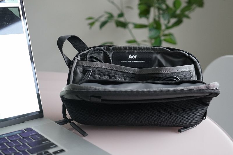 Aer Slim Pouch