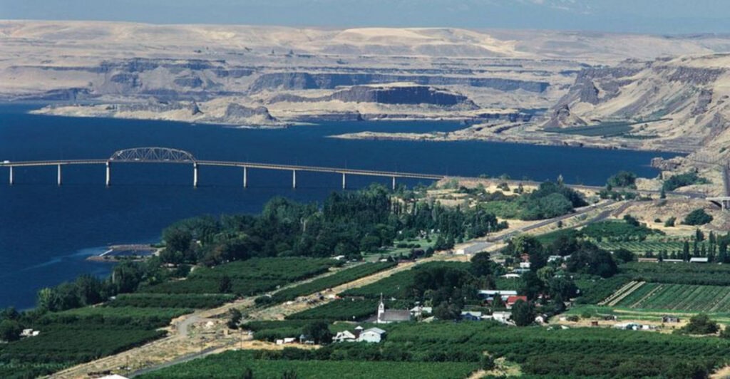 The Hidden Washington Lake Town with Water Sports and Sand Dunes