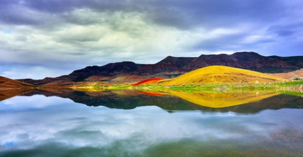 The Oregon Lake That Changes Color with the Seasons