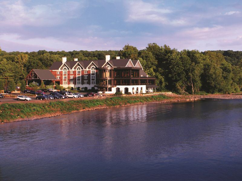 Farm-to-Table Dining Along the Waterfront