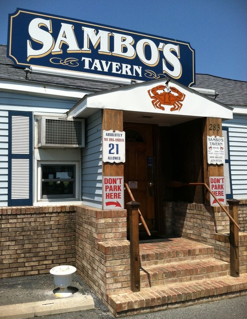 Sambo's Tavern: Where Crabs Jump from Boat to Table