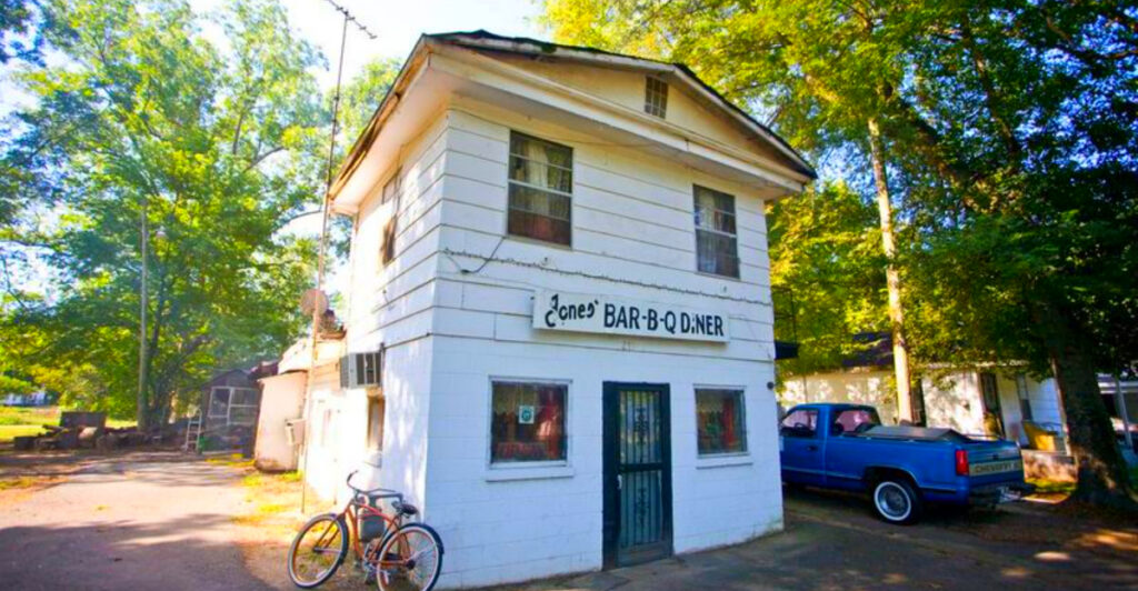 9 Hole-in-the-Wall Arkansas Restaurants Locals Swear By