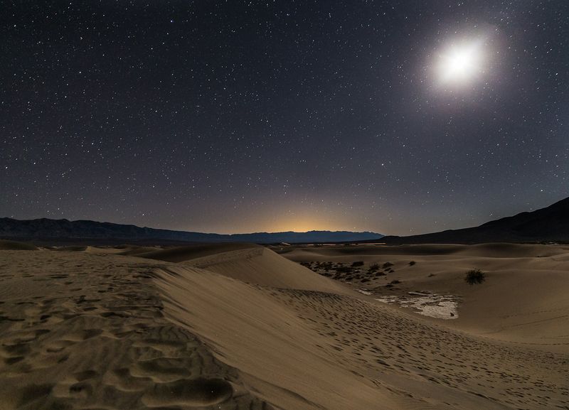 Mesquite Flat Sand Dunes (Death Valley National Park), California — Silver dunes, black skies