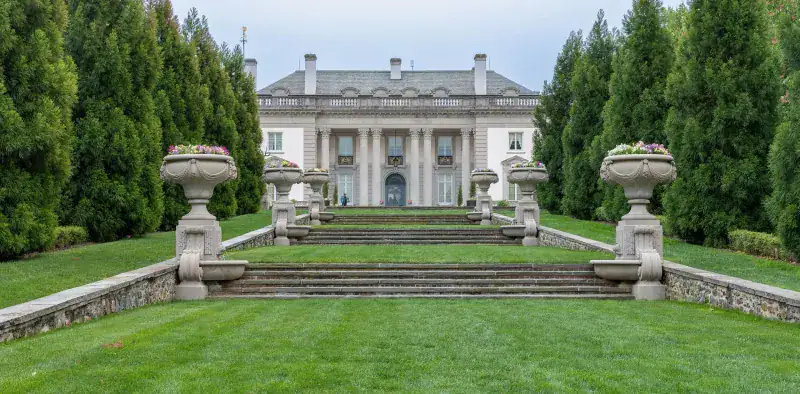 Grand estates & gardens minutes from downtown
