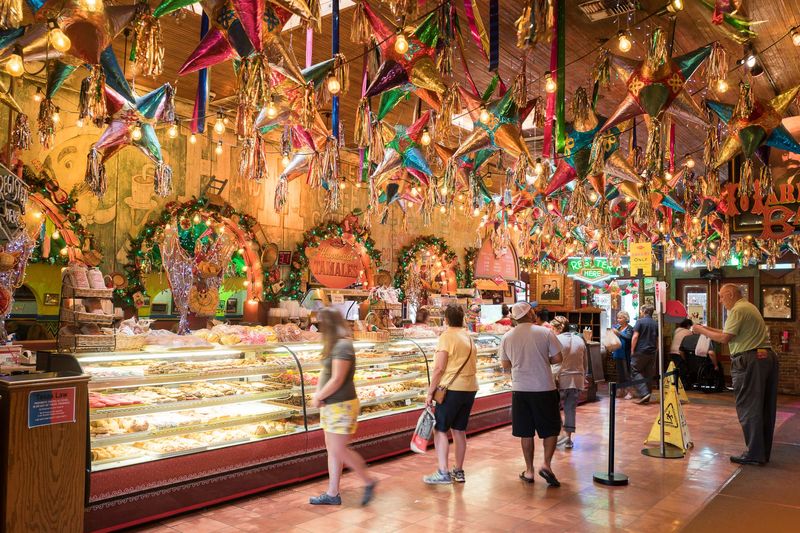 Mi Tierra Cafe y Panaderia: San Antonio's 24-Hour Fiesta