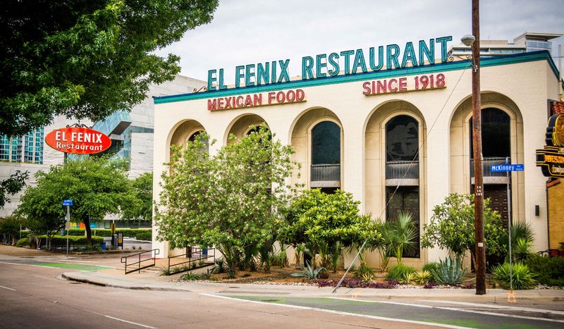 El Fenix: Dallas' Century-Old Institution