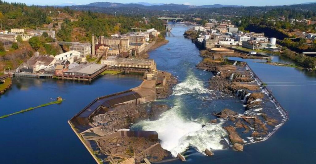 Oregon, Oregon City is between Portland and Clackamas: The town with a waterfall right in the middle of downtown