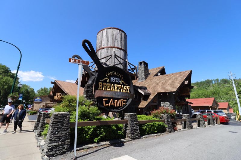 Crockett's Breakfast Camp - Gatlinburg