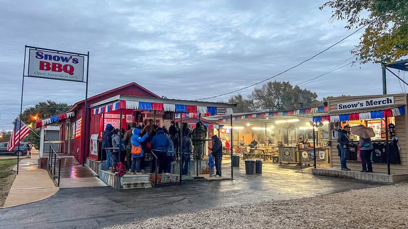 Snow's BBQ: The Saturday-Only Smokehouse Worth Waking Up For