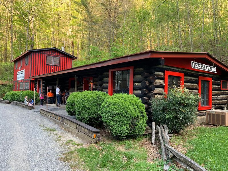 The Deer Lodge — Hiawassee's Mountain Comfort