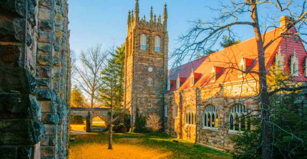 This Charming Tennessee Town Is the Fall Getaway Locals Don’t Want You to Know About