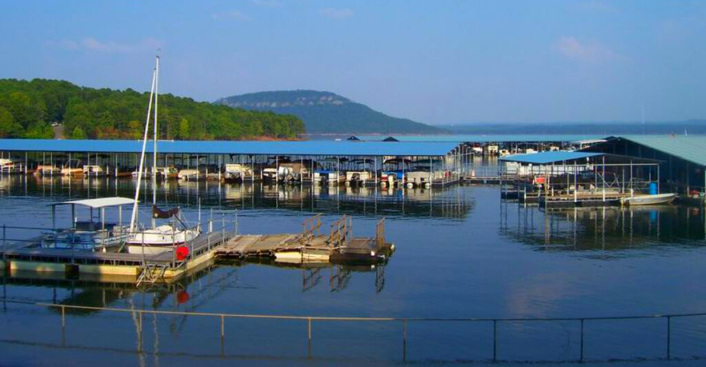 This Hidden Arkansas Lake Town Feels Like Heaven – And Residents Hope You Never Visit