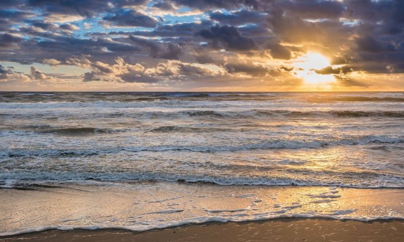 You Can Watch the Sunrise and Sunset Over Water