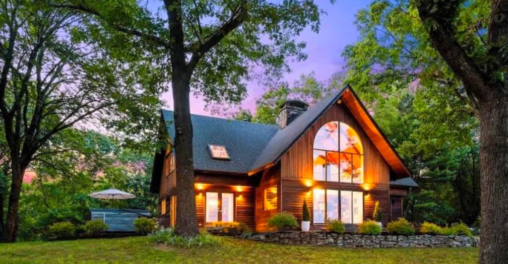 10 Romantic U.S. Cabins With Private Hot Tubs (Perfect for Fall & Winter)