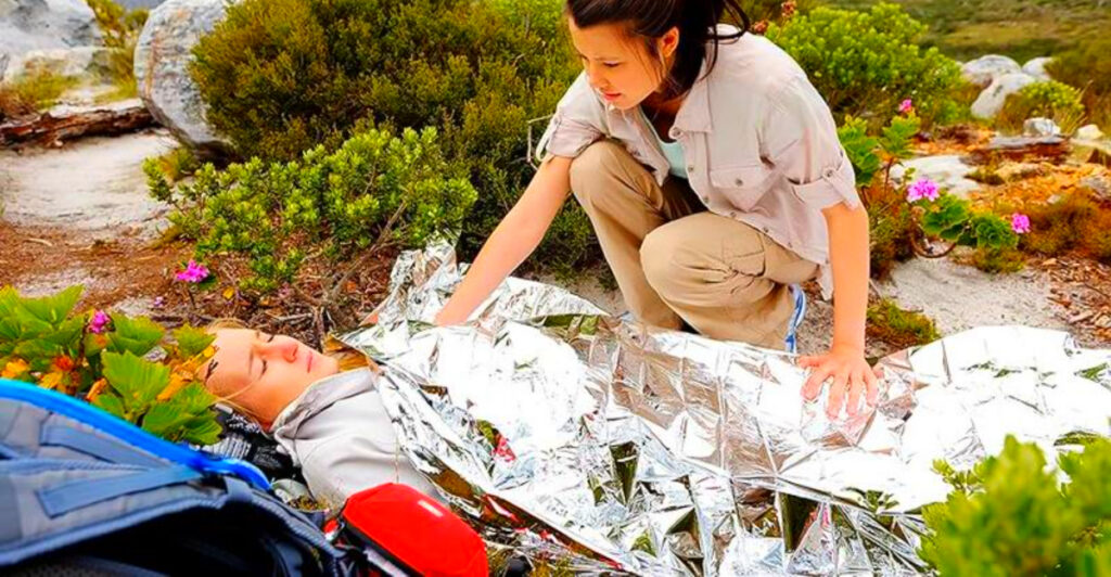 14 Best Emergency Blankets for Survival Kits