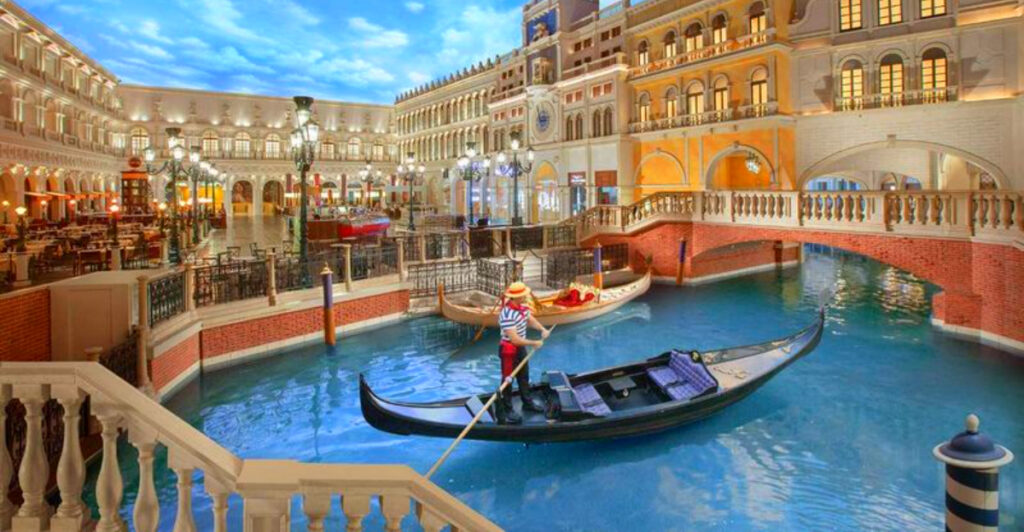 14 Swoon-Worthy Things for Couples to Do in Vegas (Beyond the Casinos)