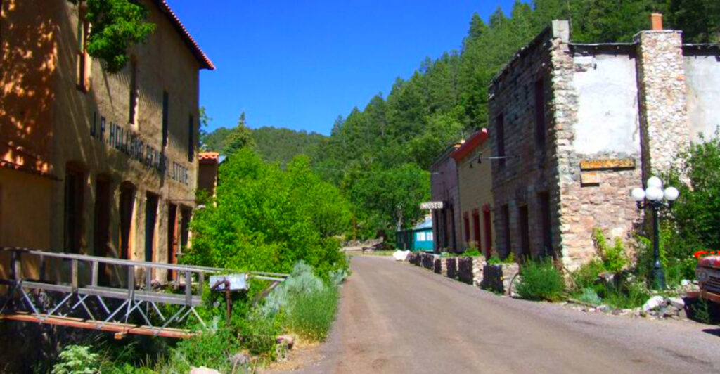 7 Eerie Ghost Towns in New Mexico That Time Forgot – but You Can Still Visit