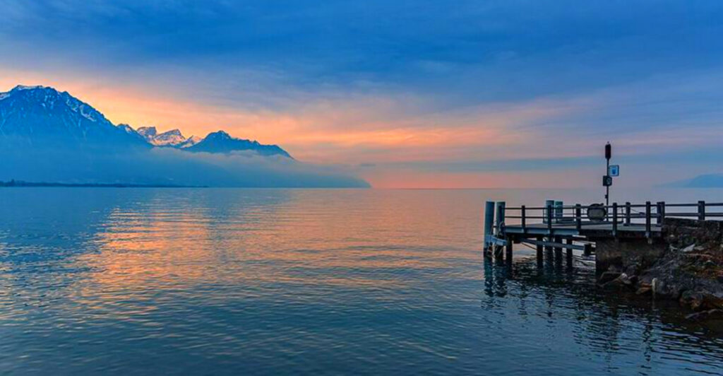7 Lakeside Getaways That Turn Into Pure Magic Every Fall