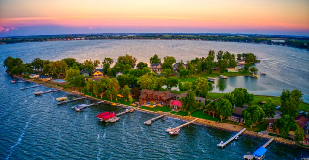 8 Hidden South Dakota Lake Towns Locals Don’t Want Tourists to Find