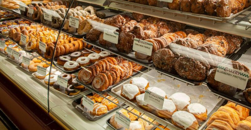 8 Pennsylvania Amish Bakeries Locals Secretly Think Bake Better Pies Than Grandma (But They’d Never Admit It)