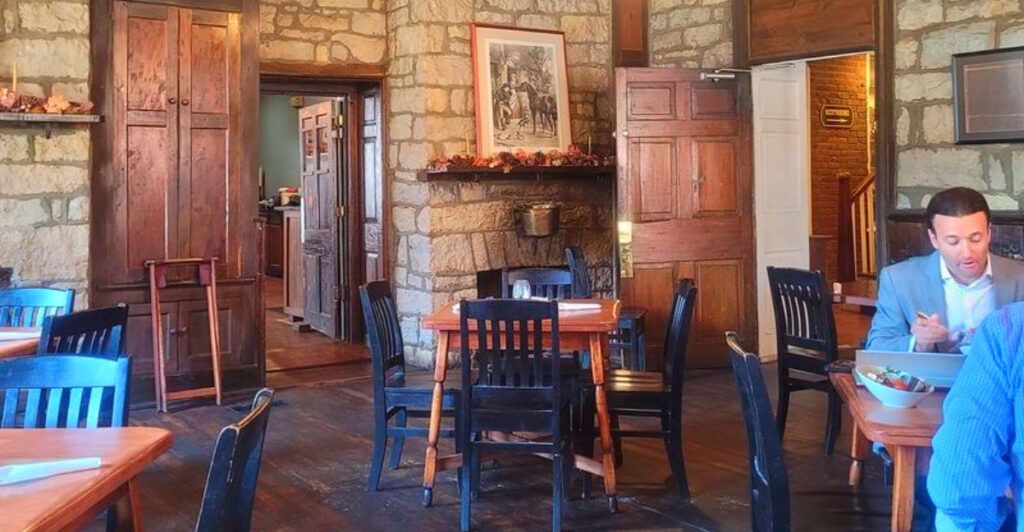8 Retro Kentucky Restaurants Where Time Stopped in the ’60s