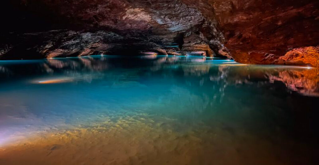 America’s Largest Underground Lake: Discovered by a 13-Year-Old in Tennessee’s Smoky Mountains