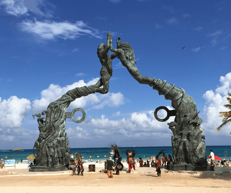 Parque Los Fundadores & the Portal Maya sculpture