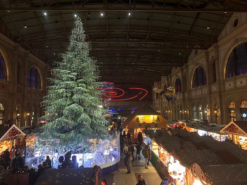 Zurich, Switzerland — Main Station, Old Town & Sechseläutenplatz