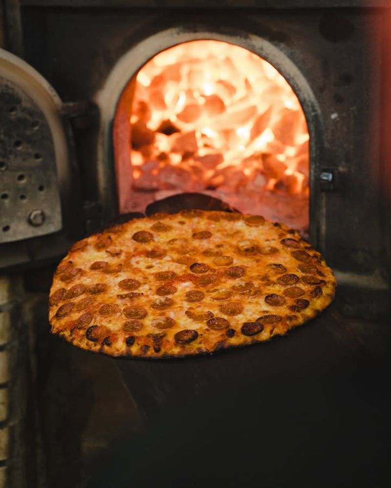 New Haven apizza at Frank Pepe Pizzeria Napoletana (New Haven, CT)