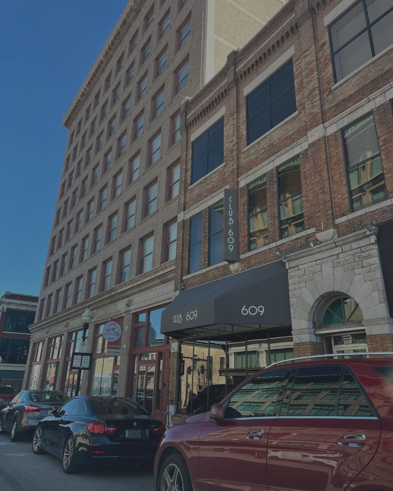 Club 609 — lively downtown eatery & bar
