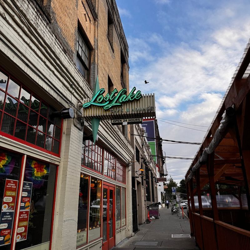 Lost Lake Cafe & Lounge: 24-Hour Retro Comfort