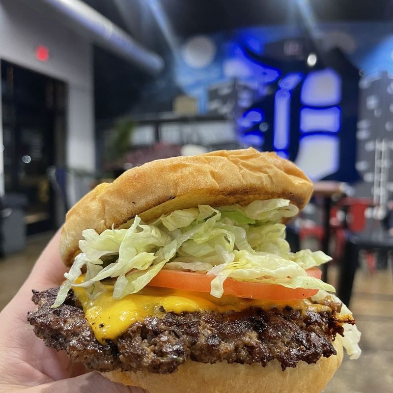 Bates' Burgers – Livonia