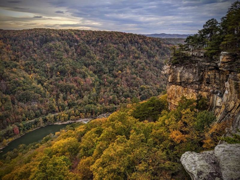 Trace the rim on the Endless Wall Trail to Diamond Point