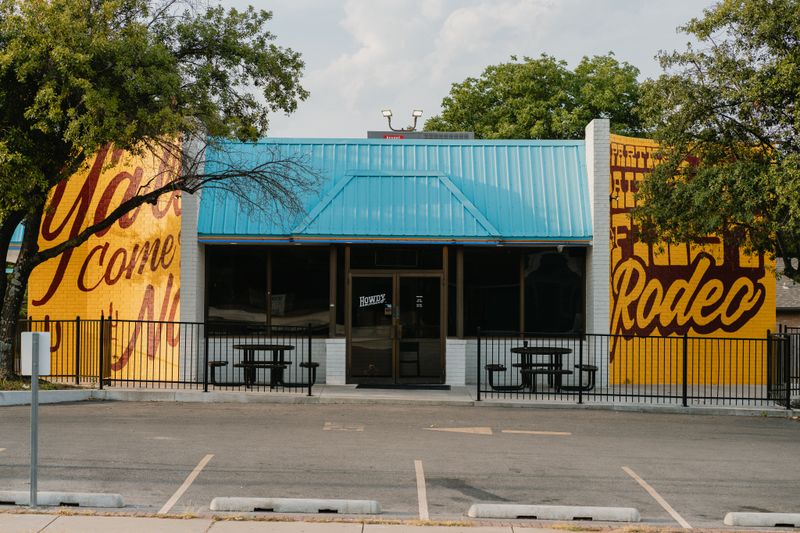 Howdy Burger – 11th Street Drive-Thru (E 11th St)