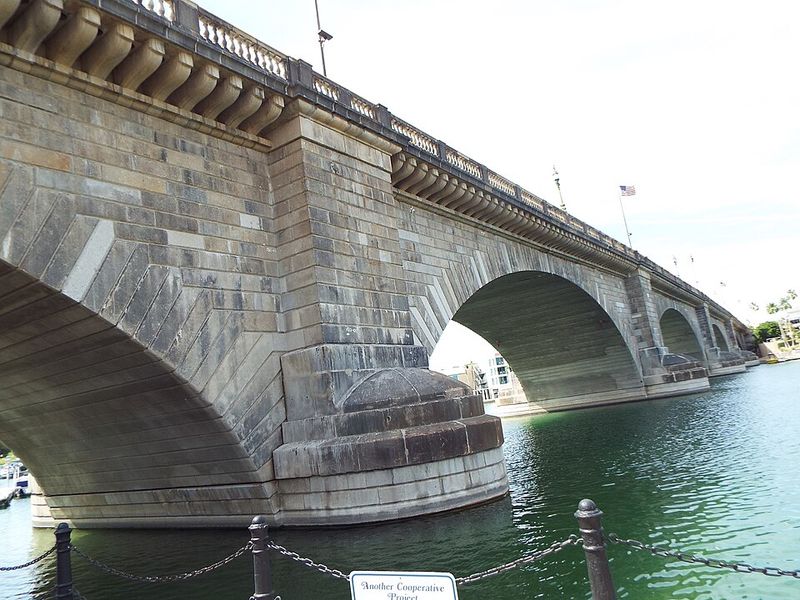 The Quirky London Bridge & Walkable Downtown