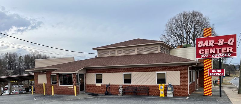 Barbecue Center (Lexington) – Iconic drive-in–style barbecue spot with homemade banana pudding