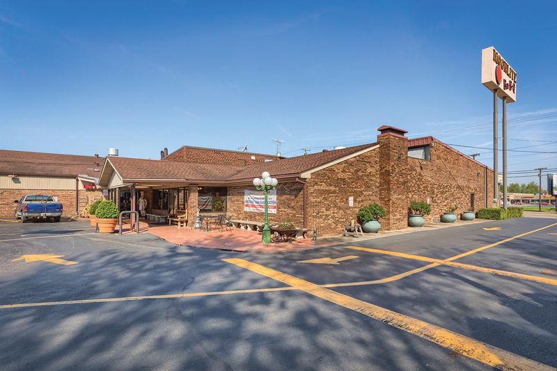 Moonlite Bar-B-Q Inn Is the Local Legend