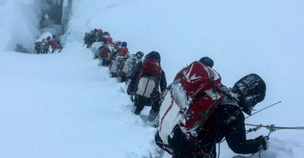 Nepal & China’s Cold Betrayal: How a Sudden Blizzard Silenced Mount Everest’s Slopes