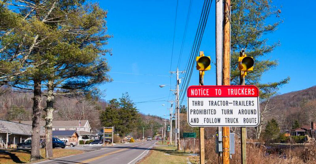 North Carolina’s Secret Fall Getaway Near Asheville Promises Cozy Inns, Scenic Trails, and Stunning Autumn Colors