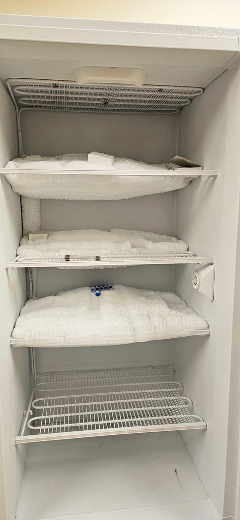 Manually defrosting the freezer