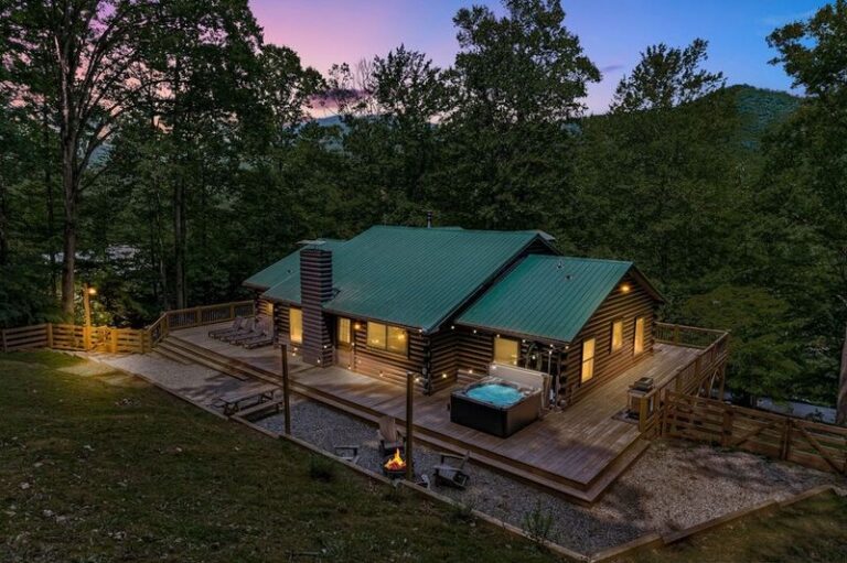 10 Romantic U S Cabins With Private Hot Tubs Perfect for Fall and Winter