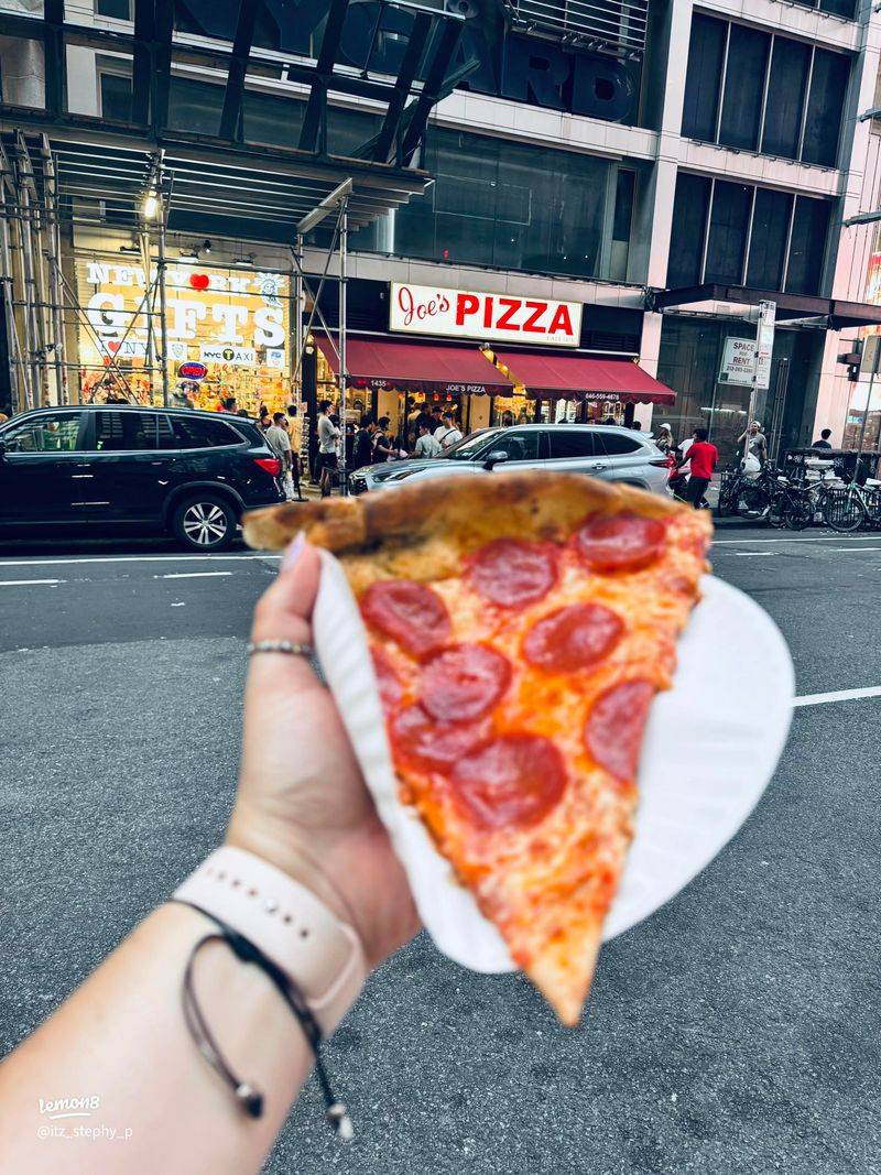 Joe's Pizza (many Manhattan outposts)