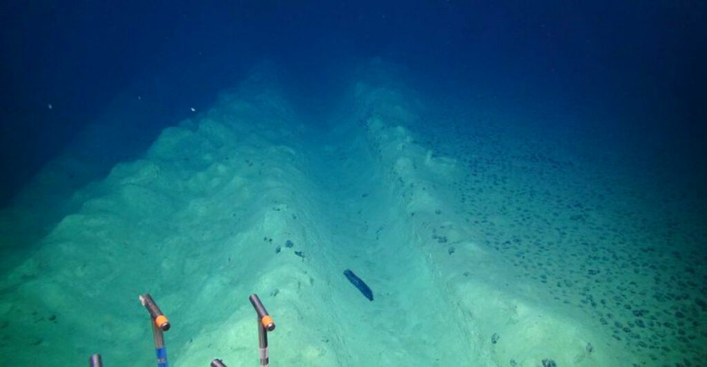 The Pacific’s Underwater Echo: Decades-Old Pings and Their Hidden Origin – in 4 things about