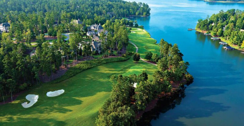 These 12 Southern Lake Towns Are Caught Between Everyday Life and Tourist Rushes